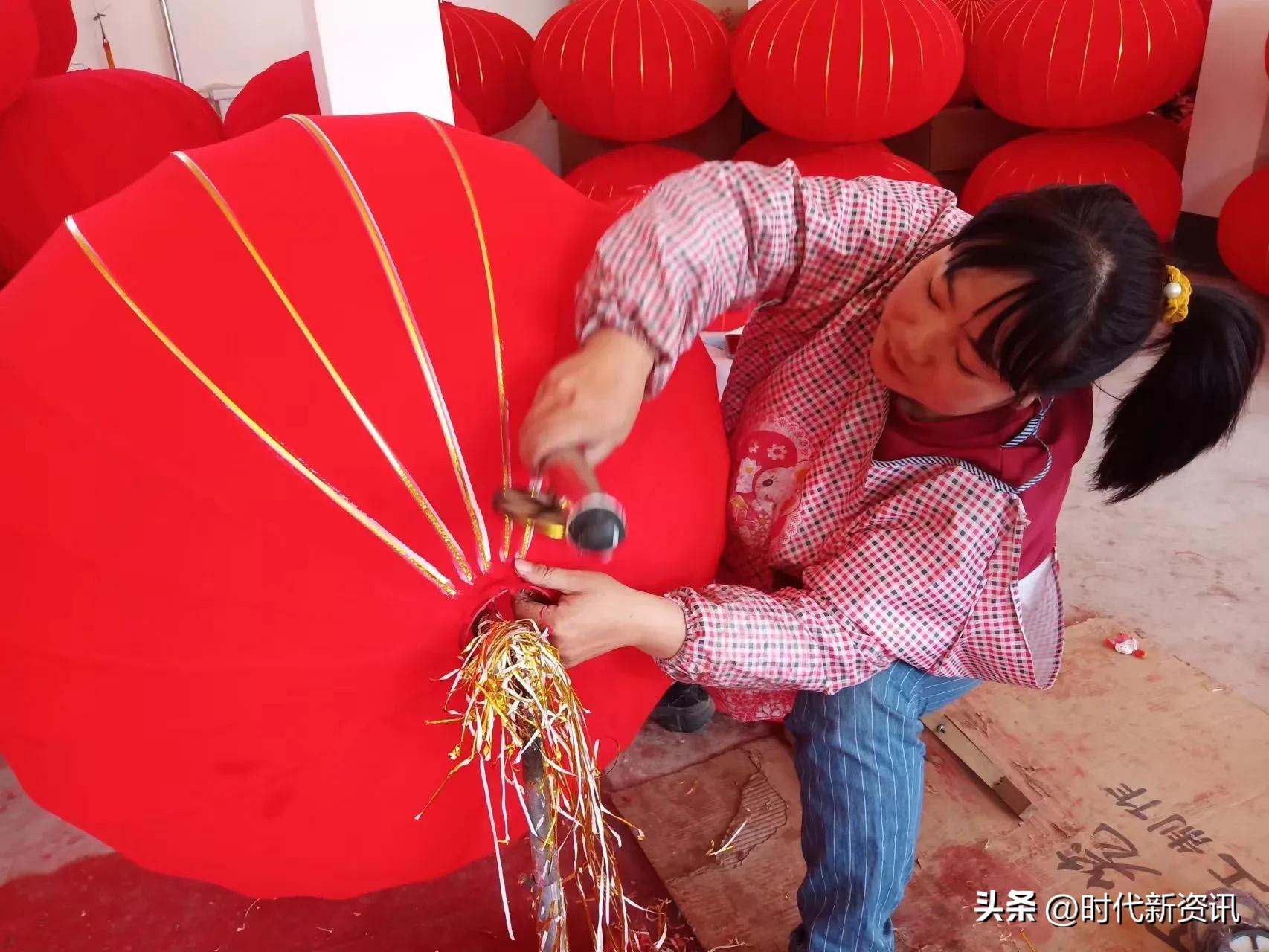 灵丘县东河南镇灯笼生产帮扶车间照亮村民致富路