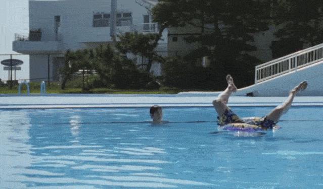 在水上乐园，多少人的大裤衩被冲成了丁字裤？