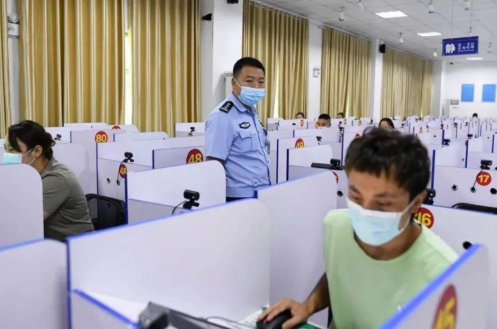 驾驶证过期了交警抓到怎么处理,驾驶证过期怎么处理和注销