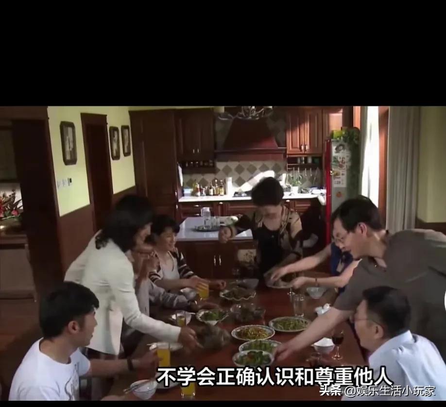 毁三观！女子地铁上被男孩偷看裙底，又被男孩妈妈当众掀裙子！