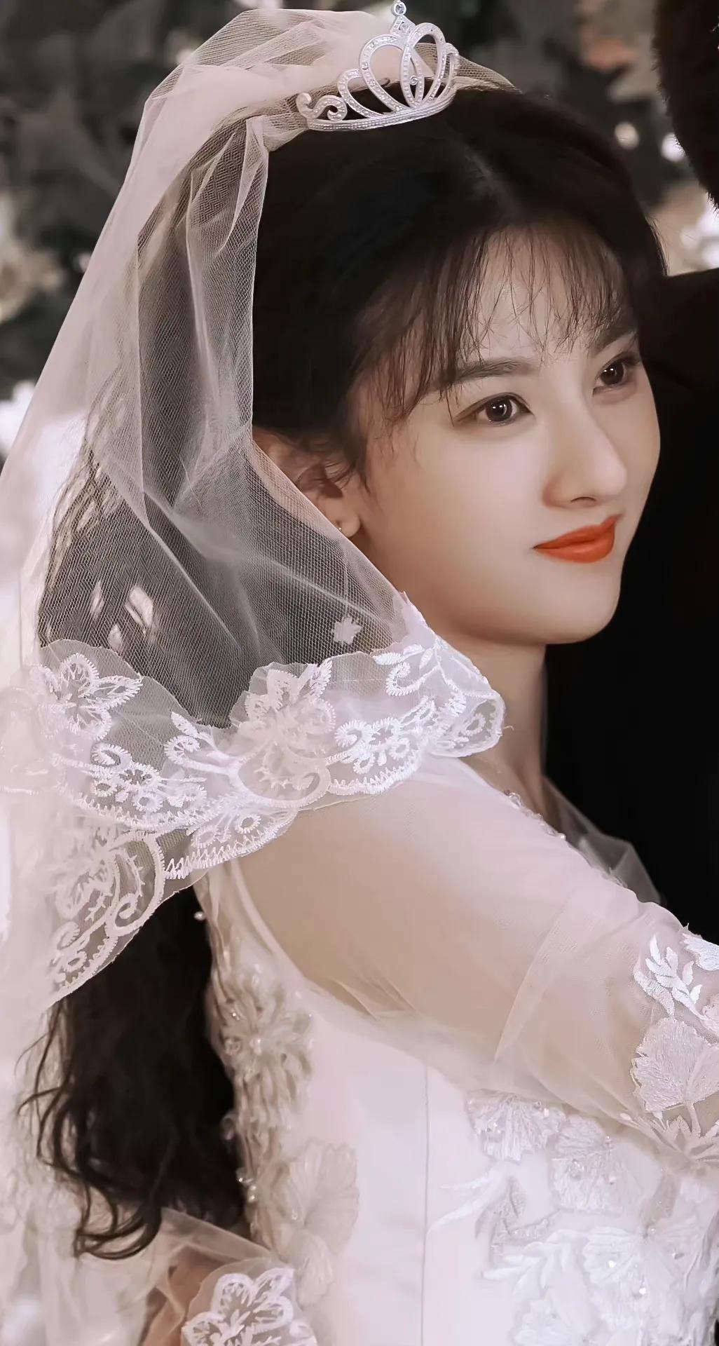 试问女生们，你们哪个能躲得了“婚纱的诱惑”呢？