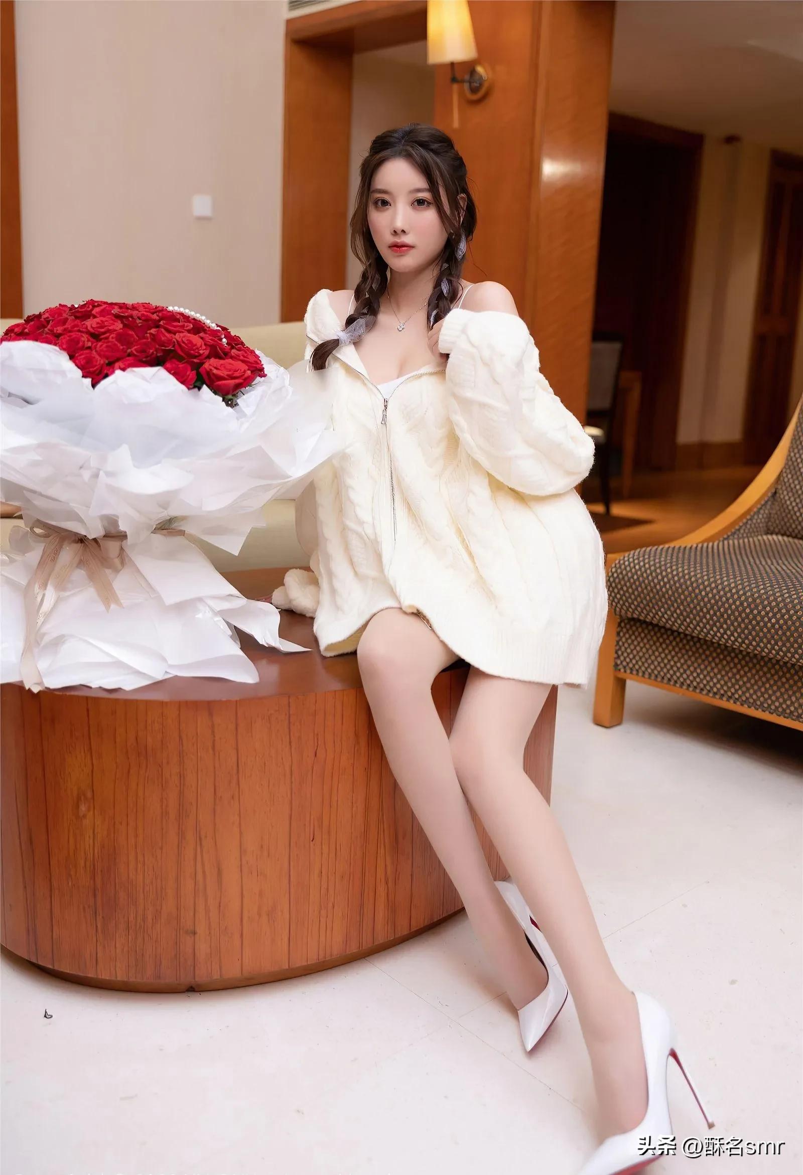 编麻花辫慵懒风搭配什么衣服,麻花辫配蓝色毛衣又仙又纯