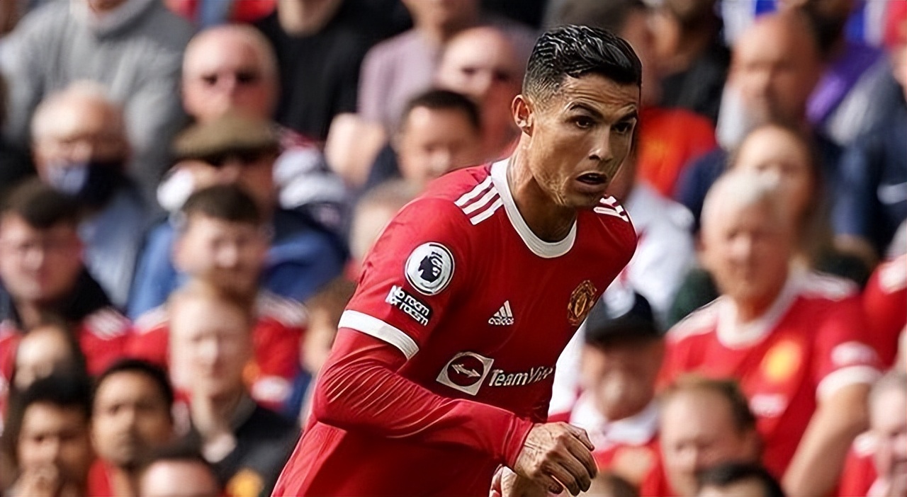 滕哈赫和C罗“对决”来了，曼联球迷支持主帅，C罗新赛季无球踢？