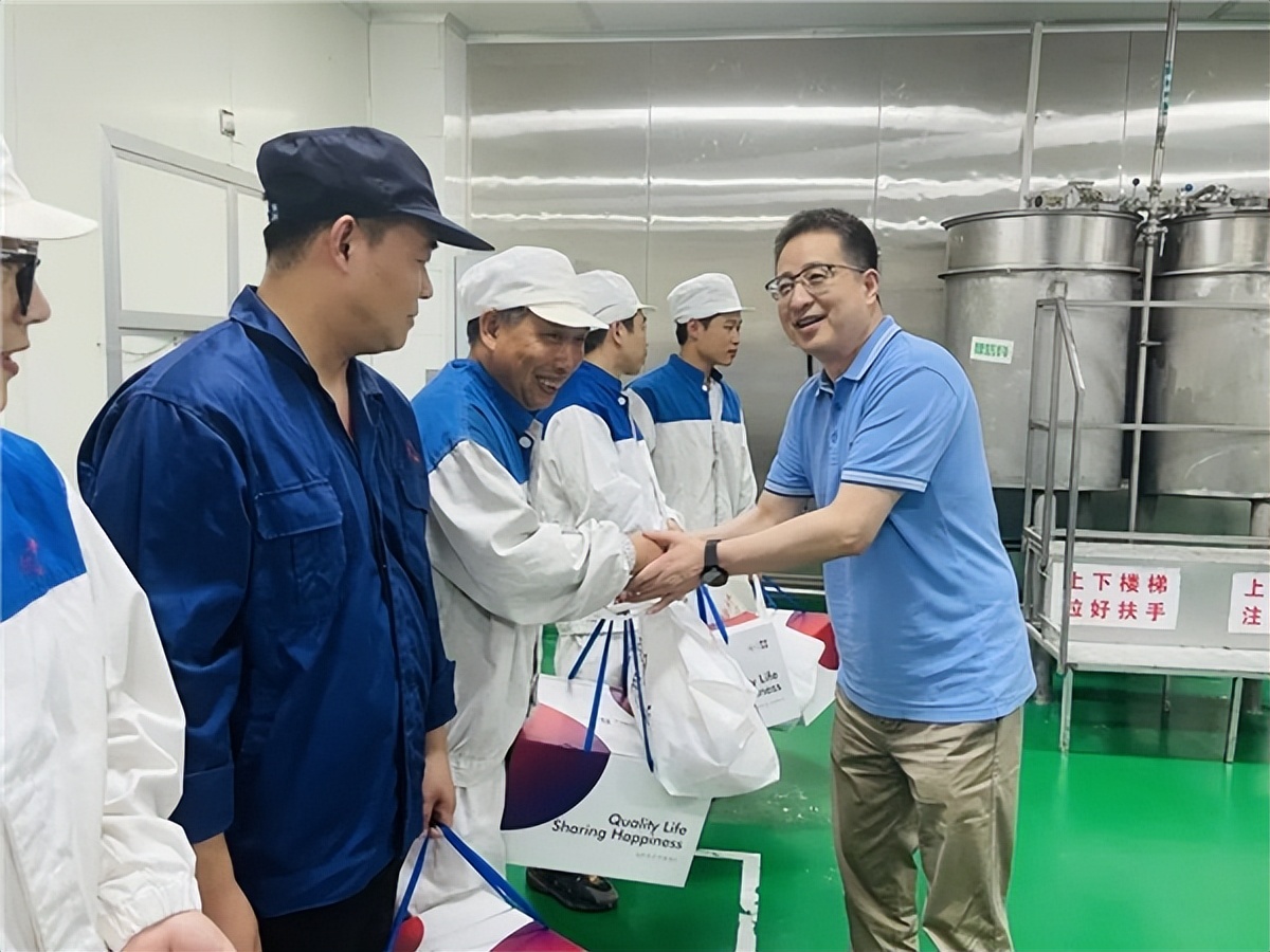 高温下的坚守只为保障一方清凉,高温天气中的坚守