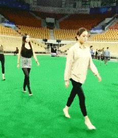 “车间女孩约我去她宿舍玩，这时候应该干点什么？”哈哈哈