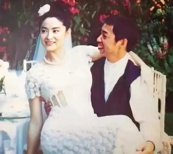 邓丽君和林青霞视频,邓丽君和林青霞海边照