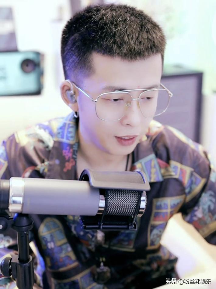 李先生即将收购“话社”公会,已给蓝小天报价,并且邀请王冕入股