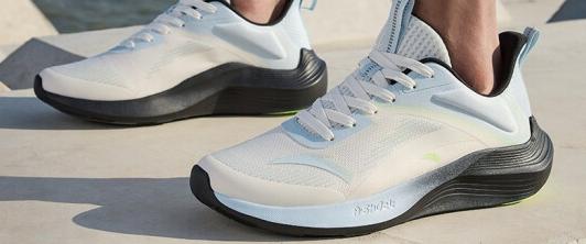 安踏跑鞋矩阵勇立潮头,安踏碳板跑鞋矩阵图片