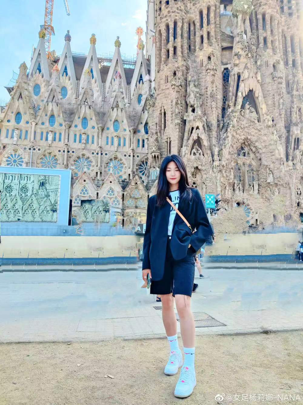 太美了！女足女神杨莉娜穿晚礼服亮相：杨莉娜被称为女足江疏影