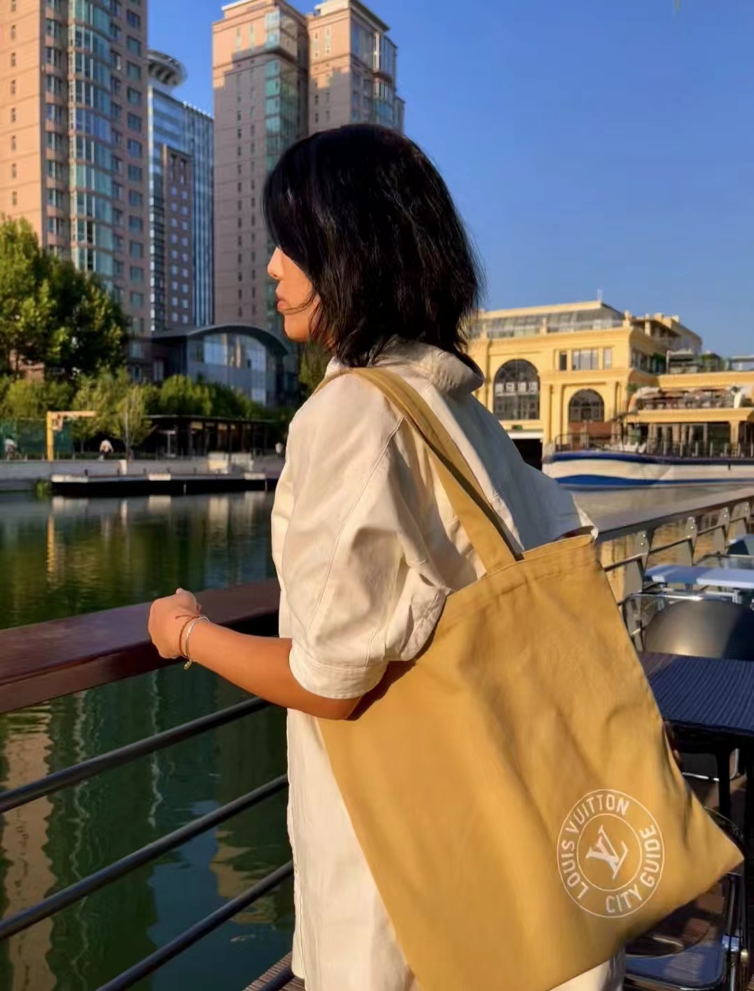 lv购物袋搭配衣服,lv帆布包穿搭