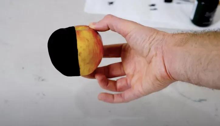 日本小哥在身上涂油漆,小哥把世界上最黑的颜料涂在身上