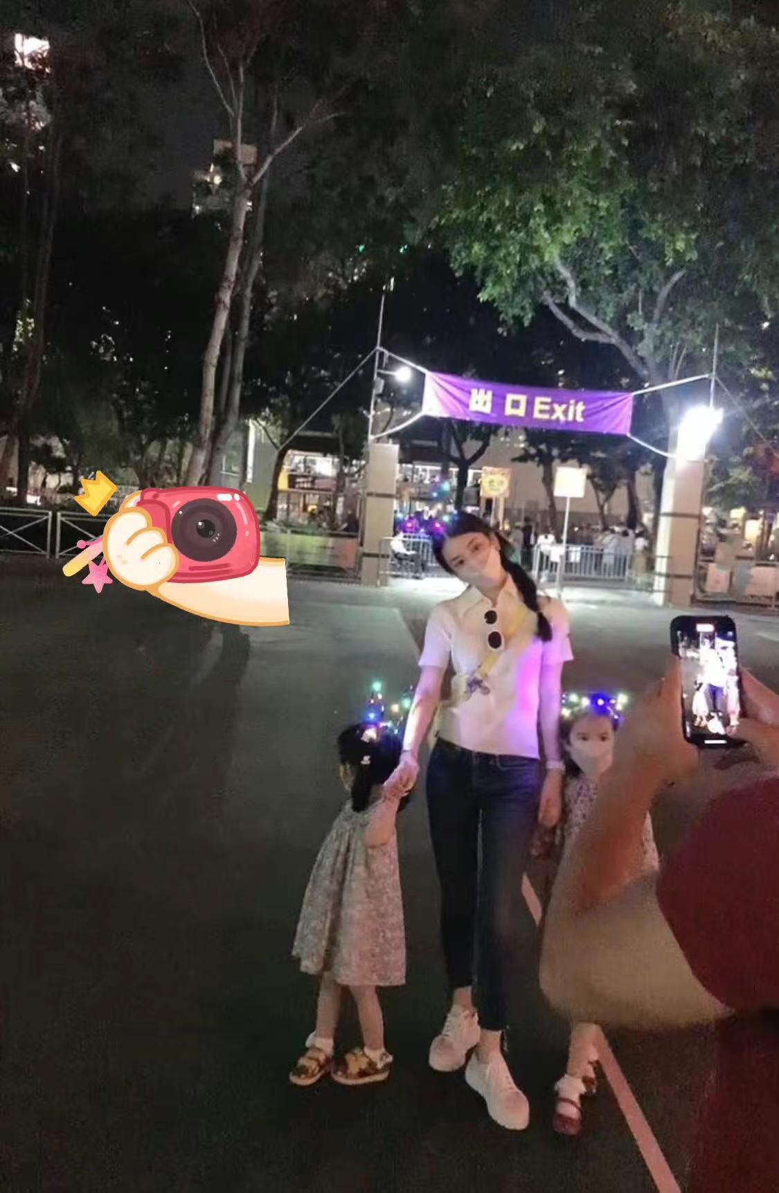 郭富城陪老婆逛街,郭富城携方媛现身甜蜜爆表