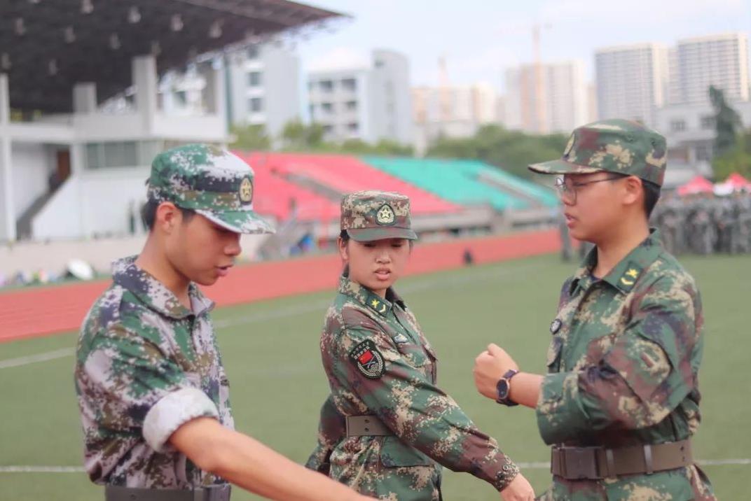 军训教官虐待小学生,军训教官体罚学生知乎