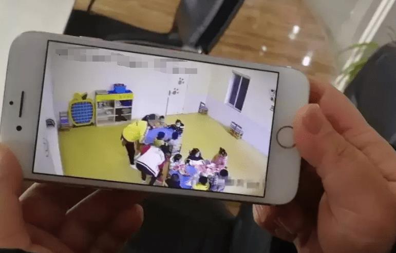 教育局回应幼儿排队自扇耳光,幼儿园打孩子家长看监控如何回复