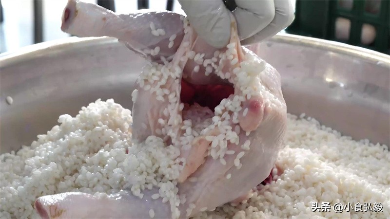 小伙子卖烤鸡一个月挣80个亿,广东打工小伙失业