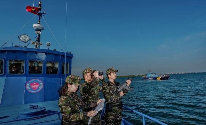 美女帅哥站船上，手持国产小步枪！越南的这份自信值得我们学习