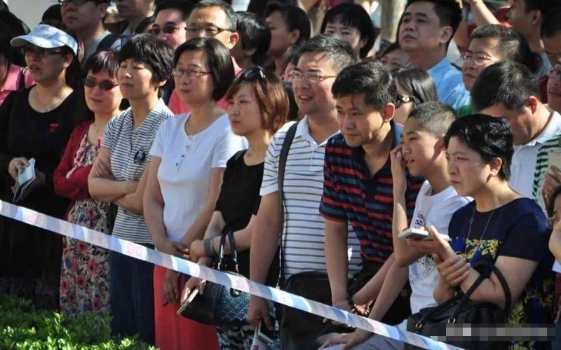 高考第一个交卷称高考太简单,声称考题太简单最后考了多少分