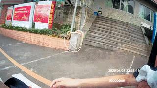 幼童高烧晕厥交警紧急开道护送,儿童生病昏厥交警护送12分钟送医