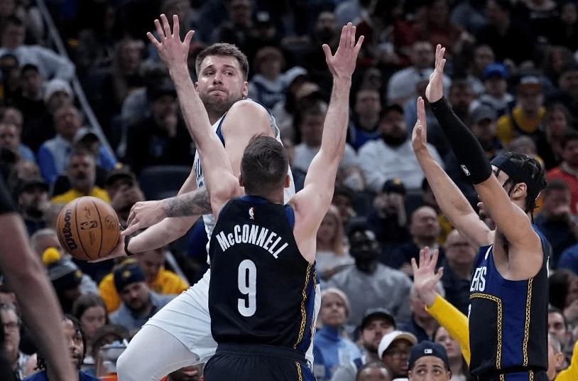 老詹扣篮惊呆布朗尼跟布莱斯,东契奇慢三步对抗上篮