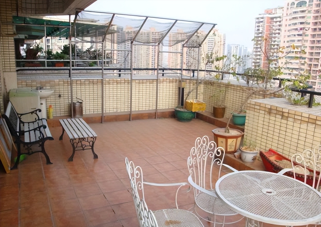 买房说可以封阳台物业不让封,封露台怎么跟城管报备