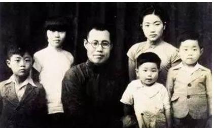 1957年，一数学老师突然被捕，公安问：你还记得被枪毙的银元犯吗