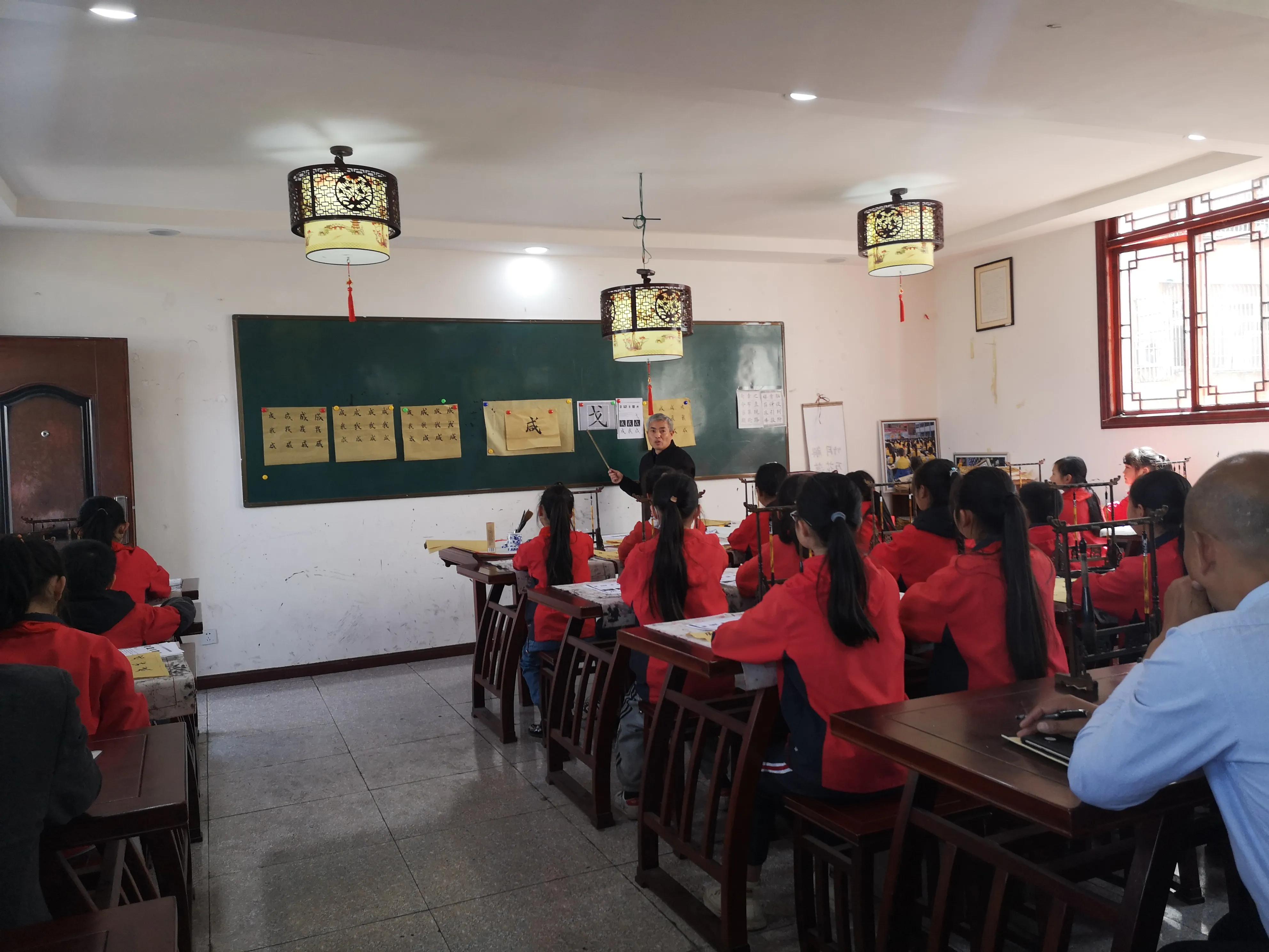 岳池实验学校发展共同体同课异构“画”交流，特色教育促“双减”