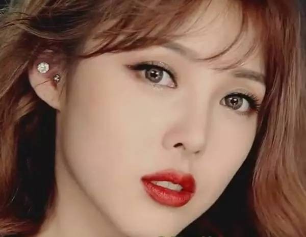 和红色口红搭的眼影教程,淡颜系妆容口红眼影搭配