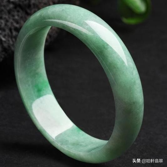 翡翠种料科普,白色豆种好还是绿色豆种翡翠好