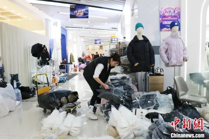 气温逐步降低冬季羽绒服迎来热销,寒冬来袭你准备好羽绒服了吗