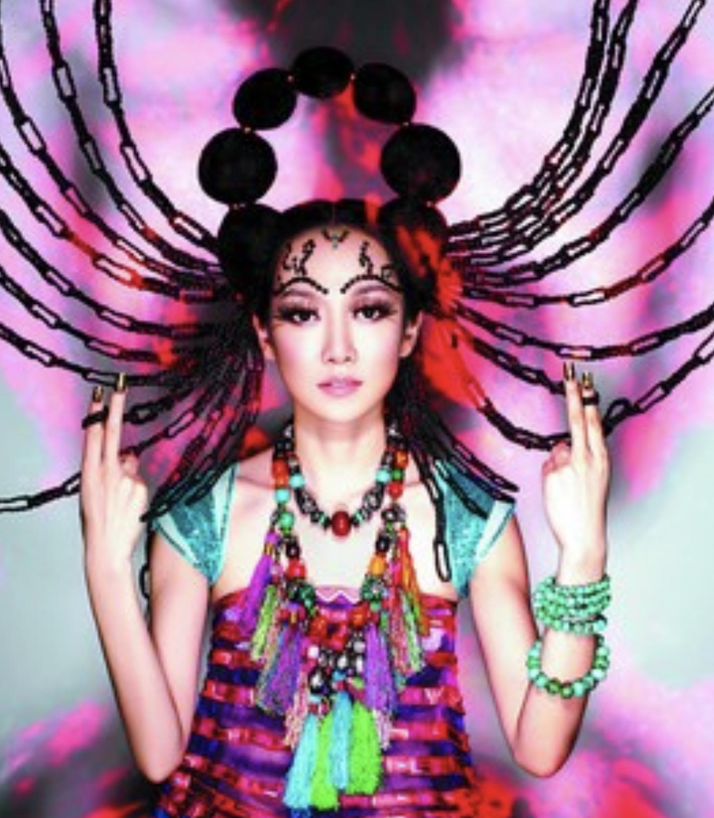 走出国门萨顶顶完整版,萨顶顶爆红后走出国门