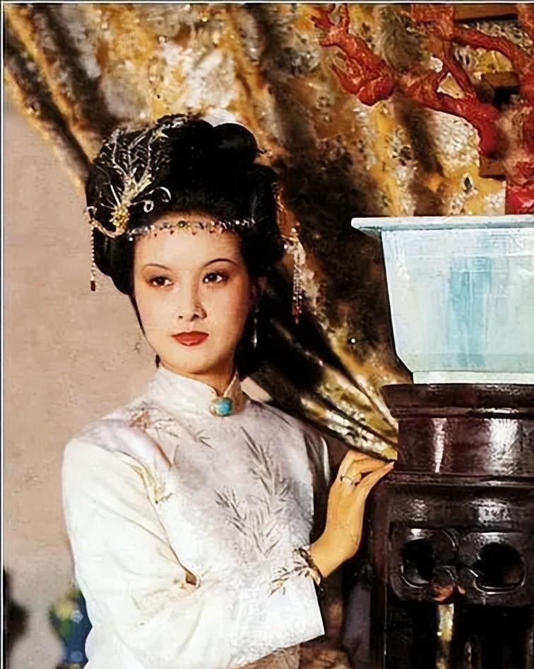 谁都想不到!快到年底了,65岁的邓婕用这样的方式,丢出一对王炸