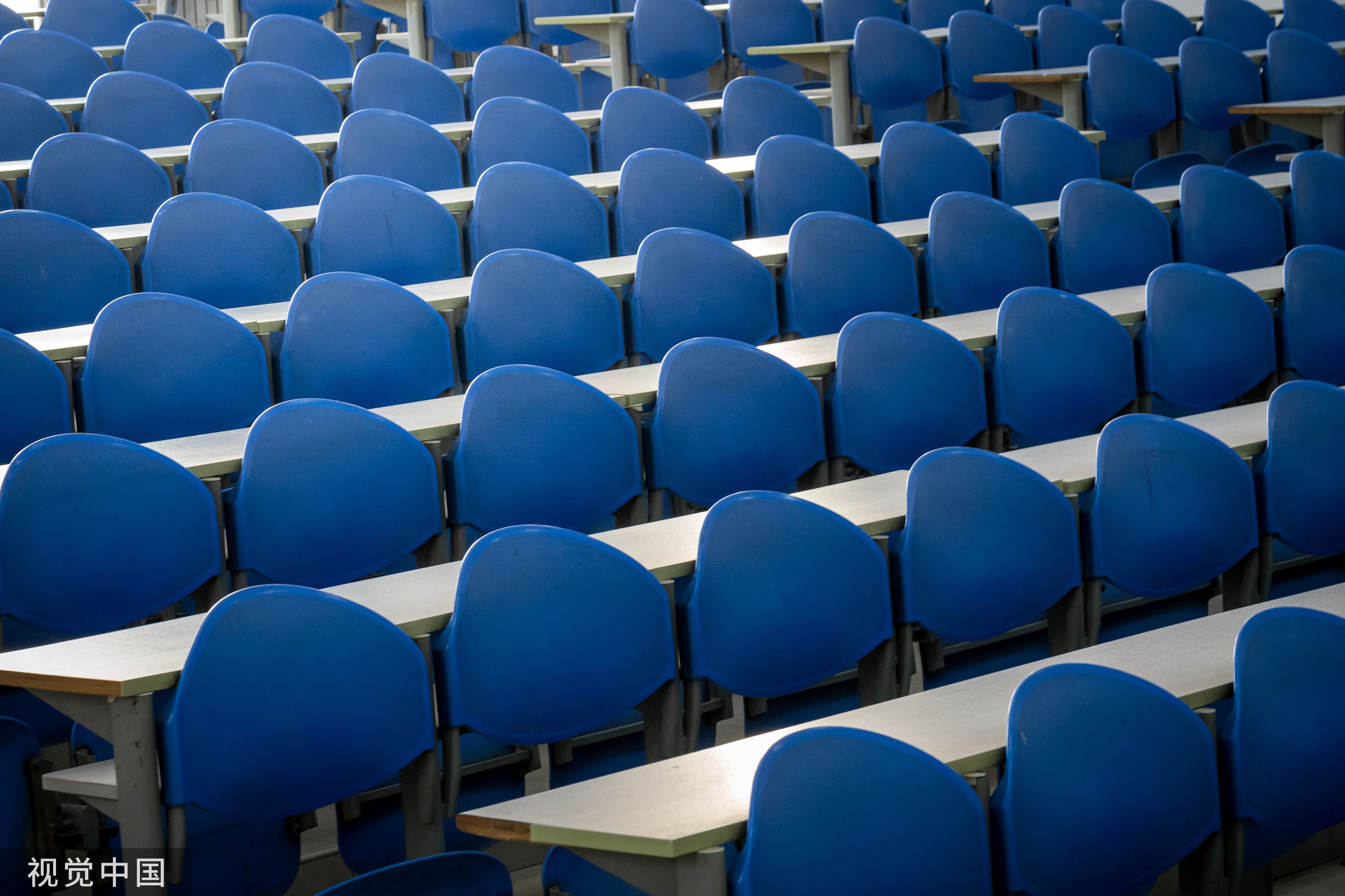 学生抽走同学板凳致其骨折,学生抽凳子致同学受伤法院怎么判