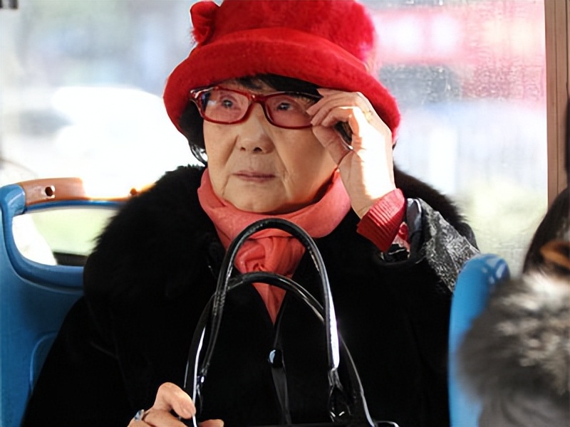 老公娶保姆，独女自杀，坐牢18年出狱后扫厕所，80岁赚千万翻身