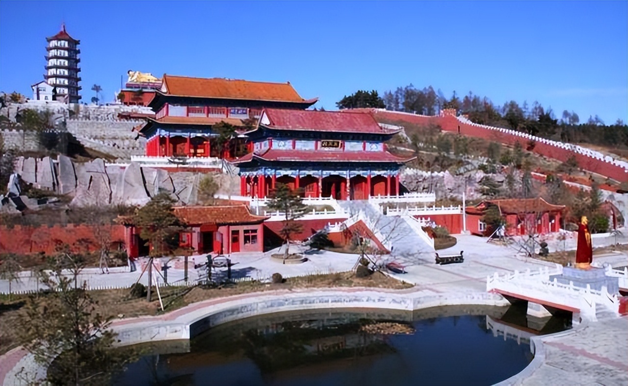 近海却痛失港口“一眼望三国”的边陲小城外出兜风如逛野生动物园