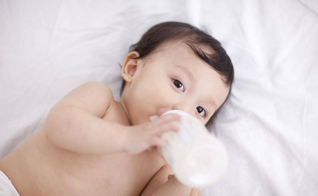 奶粉结块不溶解正常吗,奶粉不好溶解有结块怎么回事