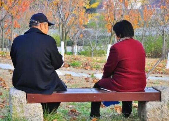 六旬老汉骗数名女性深陷其中作案,40岁妇女假扮90后骗走男子600万