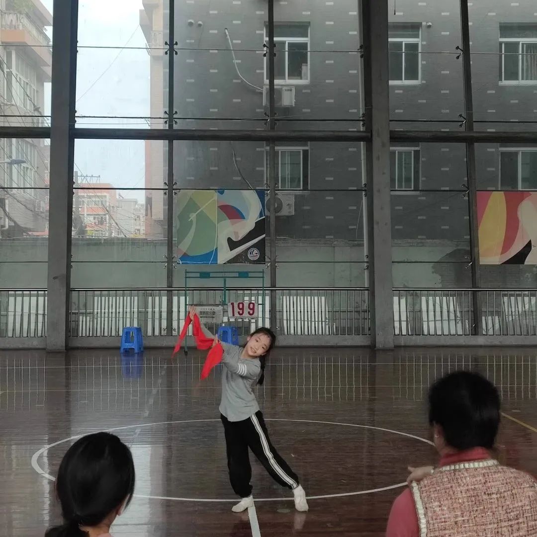 江苏常熟市商城小学舞蹈《成长在祖国的怀抱里》荣获三等奖