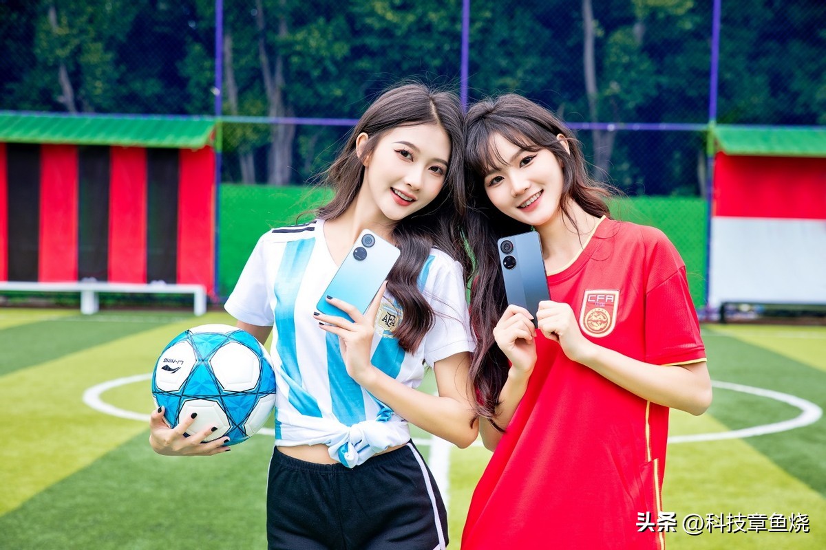 打扮成足球宝贝的美女,足球宝贝装扮