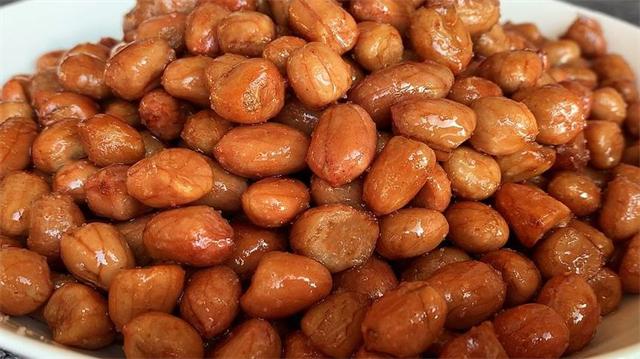 炒花生米先放油还是先放花生米,花生米怎么炒才不返潮