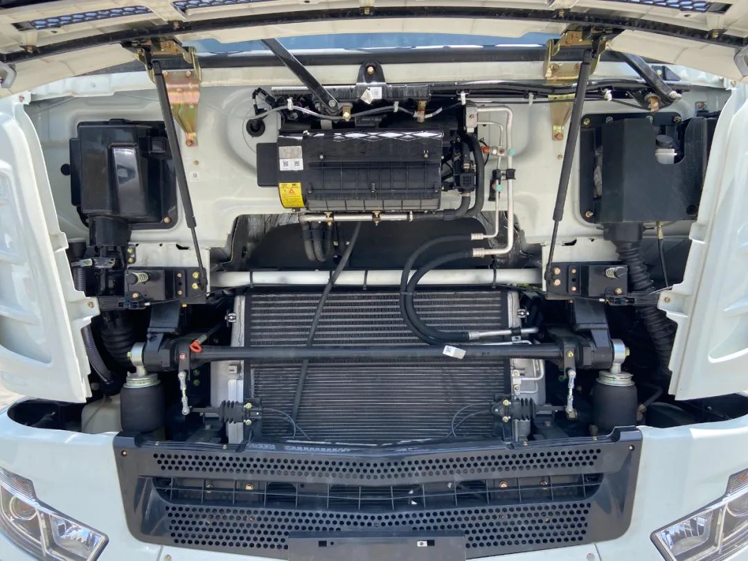 华菱汉马h7460马力牵引车多少钱,拉7吨挖机的自卸车