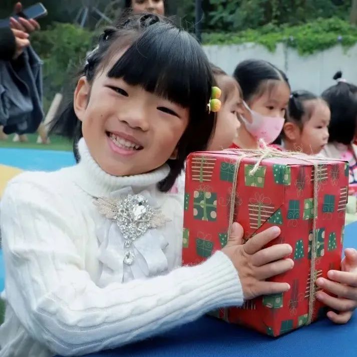 哇！这些学校的圣诞节也太“卷”了！圣诞老人、无人机都来了