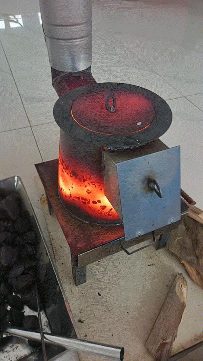 牛人发明的节能柴火炉,为了省电费烧柴煮饭