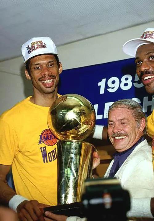 艾弗森被采访,艾弗森在nba是打什么位置的