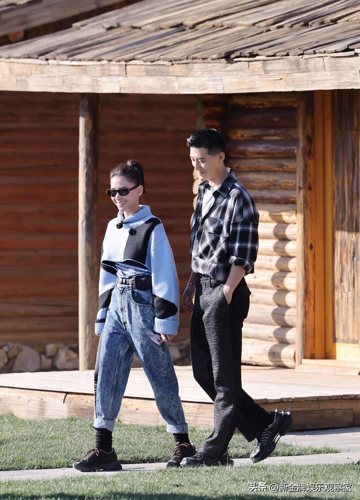 何超莲窦骁足球队,何超莲大婚背后花朵衣服