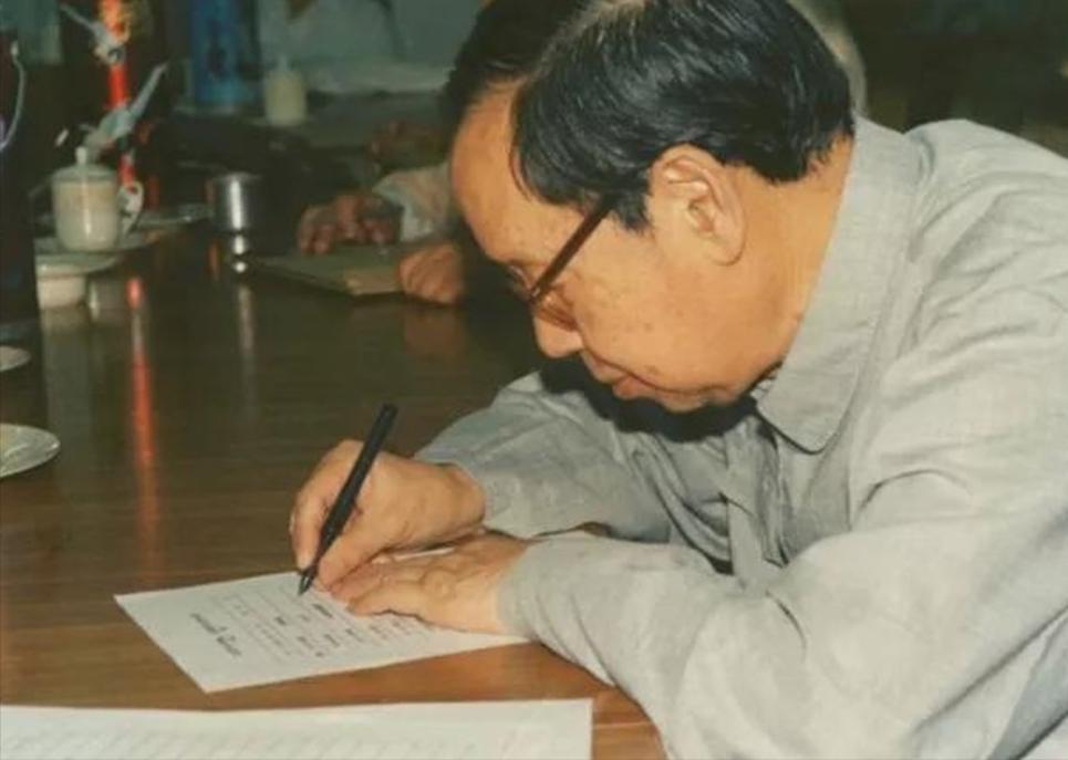 特朗普亲叔叔：将“废品”卖给中国院士，院士回国用它造出原*弹子**