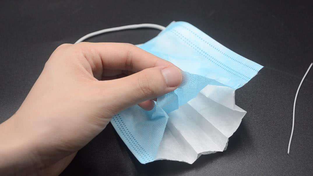 家里油烟机不管多脏一个口罩搞定,用口罩怎样清洗油烟机