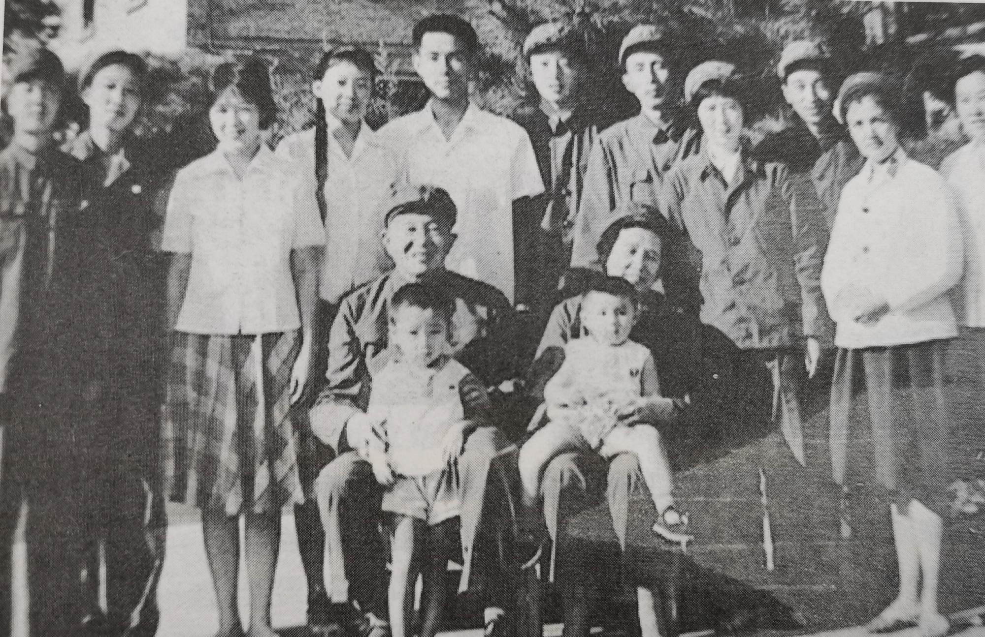 毛主席说也不能生太多，罗瑞卿低下头，他有八个子女