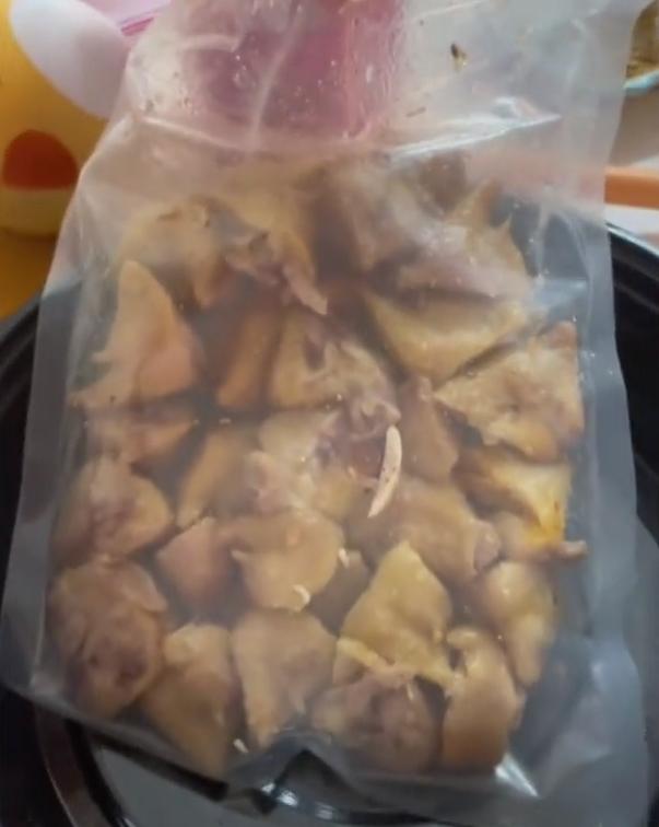 *疆新**一女子花28元买半只椒麻鸡，开盖后无语了：全是鸡屁股还有毛