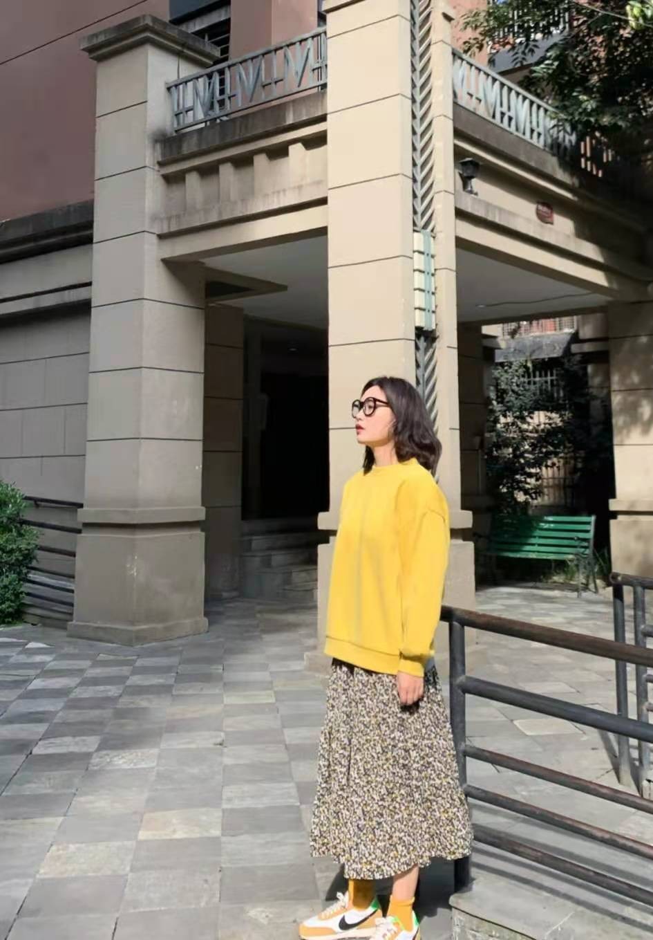 秋冬毛衣或者卫衣搭配的半身裙,灰色卫衣搭配什么颜色的半身裙