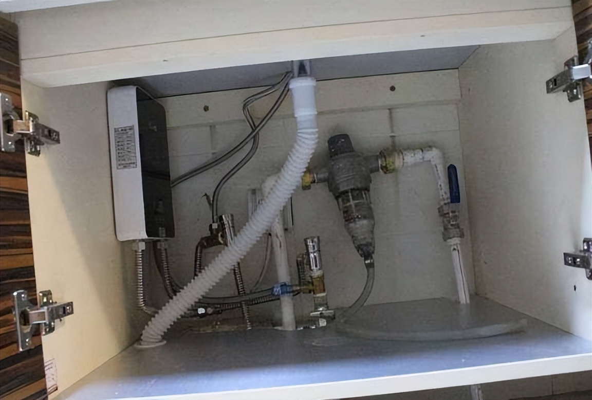 家里有小厨宝即热式好还是储水式,新安装小厨宝热水器出热水量少